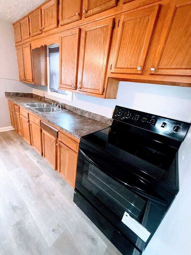 Building Photo - 4 Bedroom 1 Bathroom Home