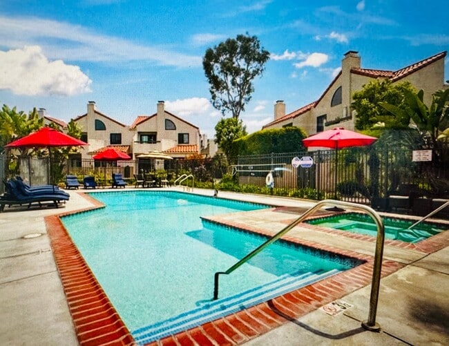 Building Photo - Remodelled 3/3 Townhome For Rent in Huntin...