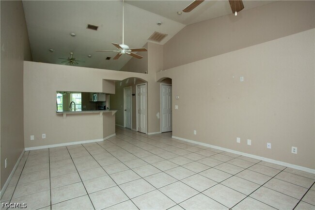 Building Photo - 626 SE 13th Pl