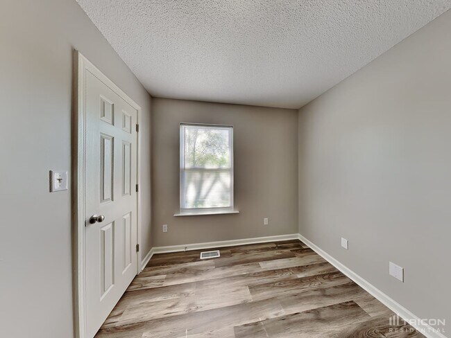 Building Photo - 2425 Saluda Dr