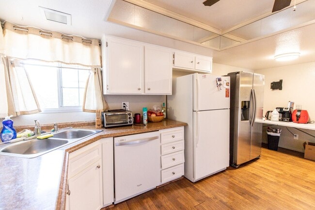 Building Photo - 6 Bedroom 3.5 Bathroom Tri-Level Home In Tempe close to ASU