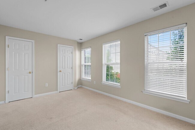 Building Photo - 2 Bed 2.5 Bath - Lakelands Townhome - Deta...