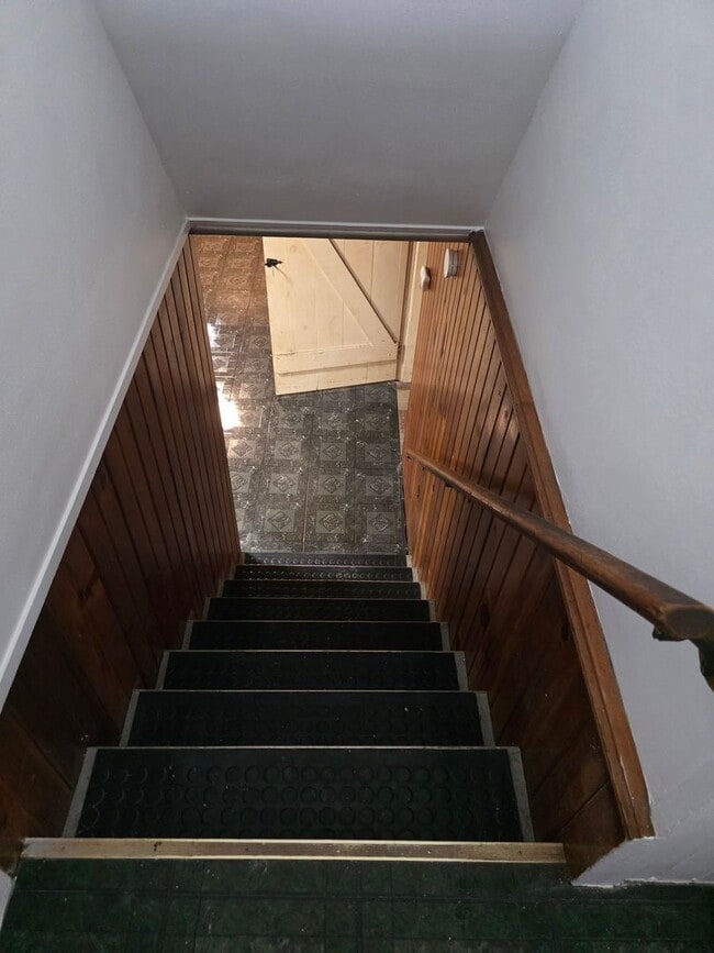 Building Photo - Updated 2-Bedroom, 1-Bathroom Home with Garage – $1,350/Month | Accepting Section 8