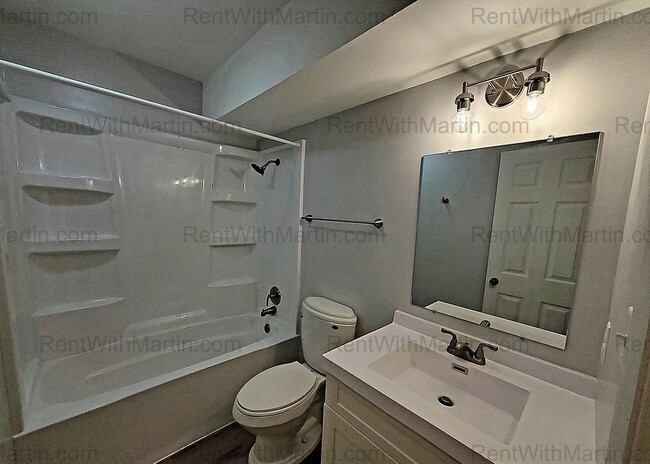 Building Photo - 780 Russell Rd