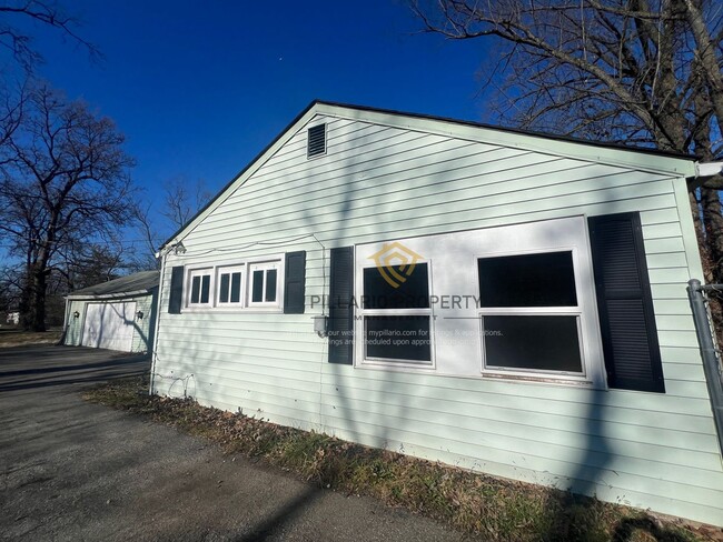 Building Photo - Updated 2 Bedroom 1 Bathroom near Forest M...