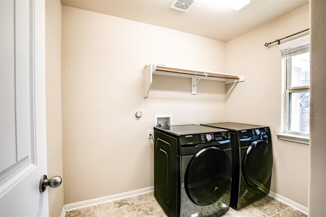 Building Photo - 128 Fort Cobb Way