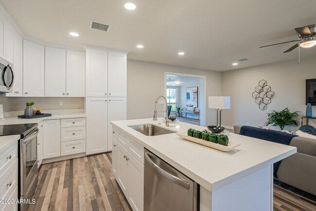 Building Photo - 12019 N Hacienda Dr