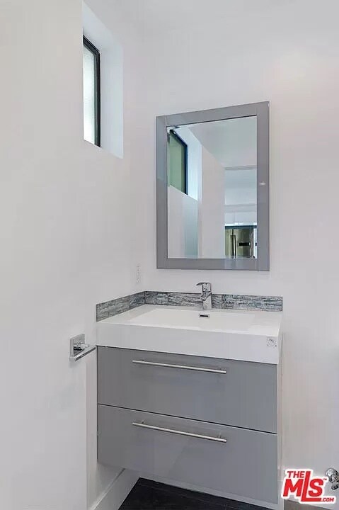 2nd level 1/2 bath - 6077 Hargis St