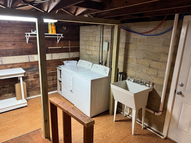 Building Photo - 2-bed/1-bath Downstairs unit!