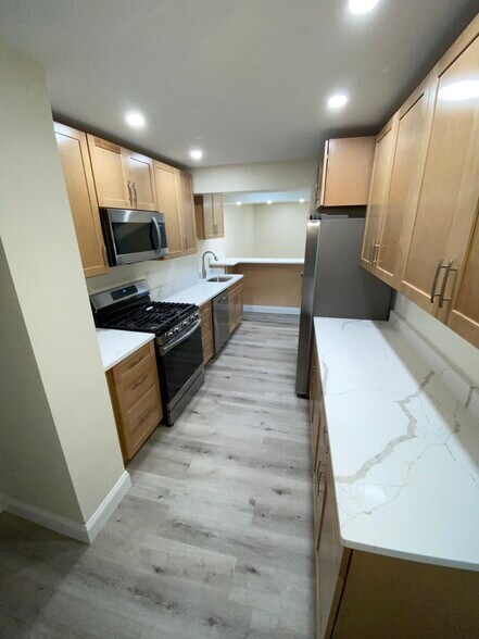 Custom Quartz countertops and breakfast bar area - 26 Hazelwood St
