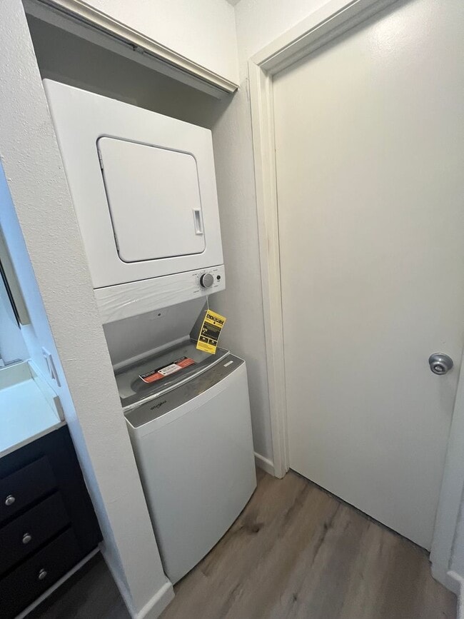 Building Photo - Camelot Community Downstairs 2 Bedroom Con...