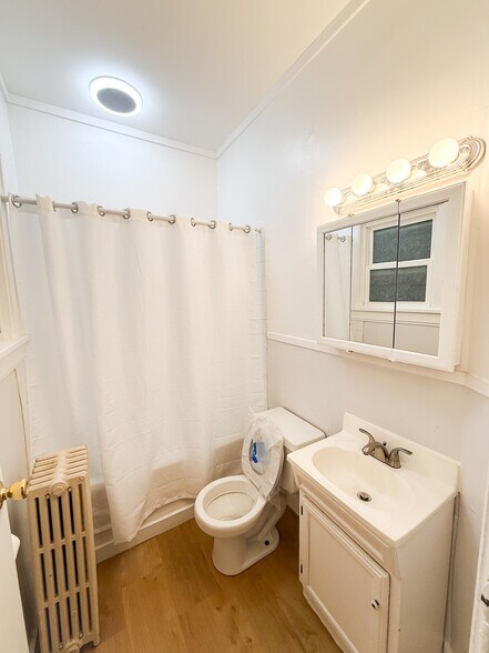 Full Bathroom - 5 Lincoln Ave