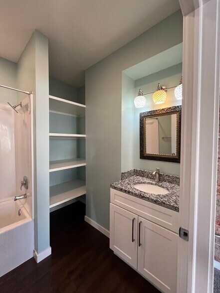 Building Photo - 713 4th Ave