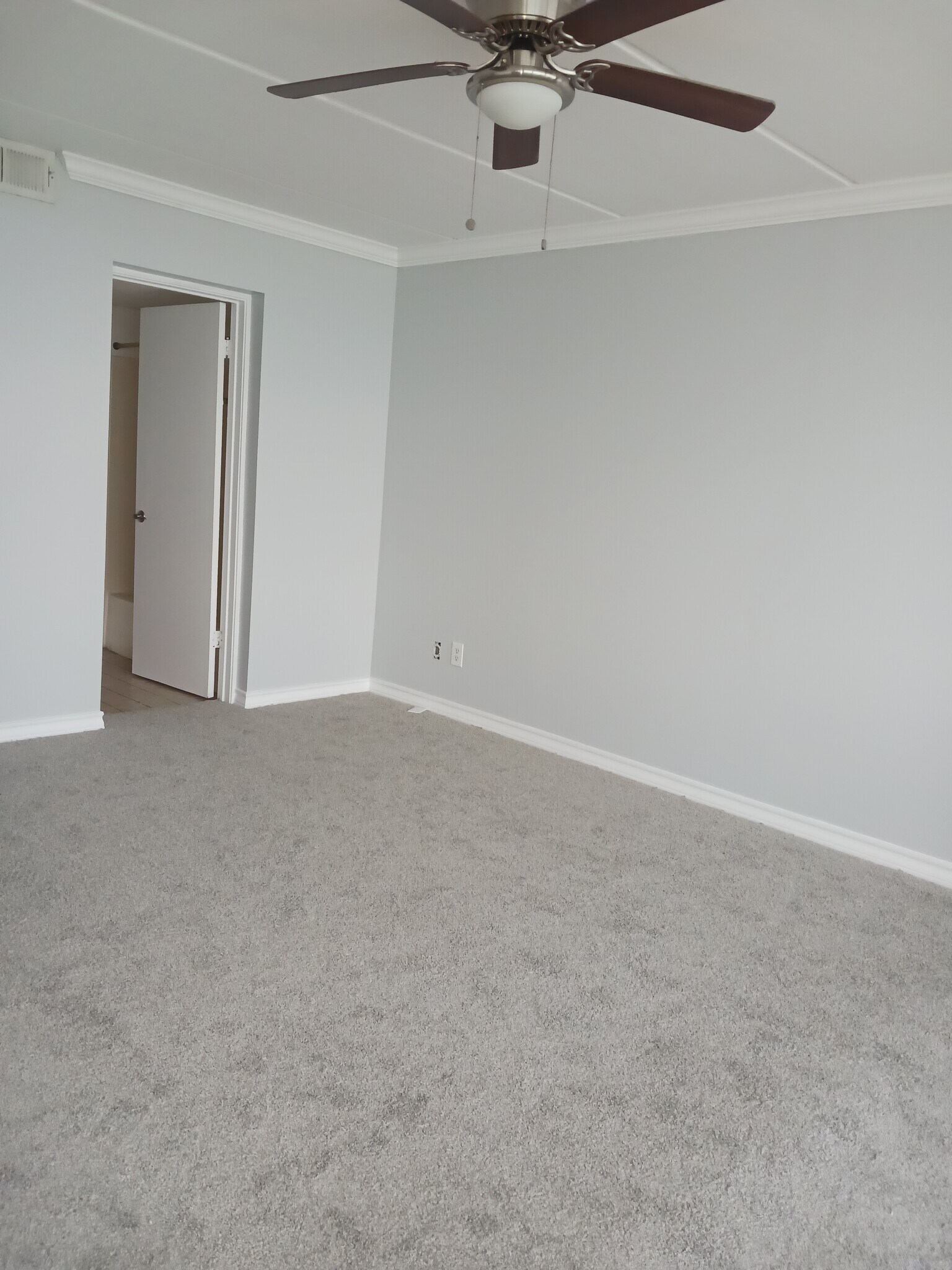 Building Photo - 4334 Ocean Dr