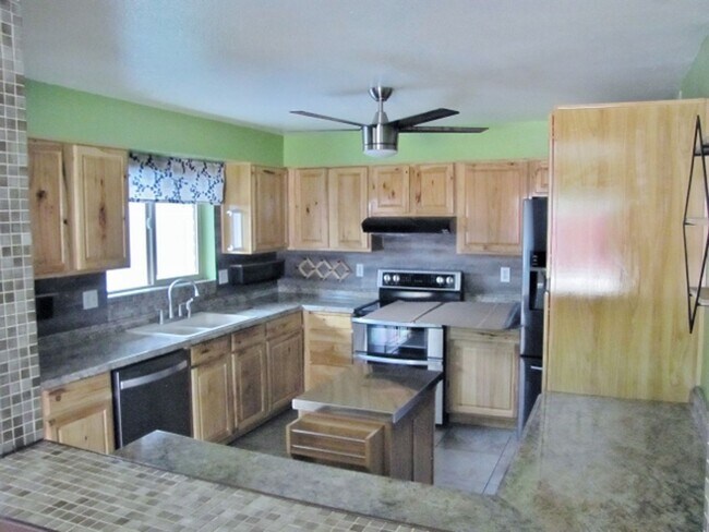 Building Photo - 4BR/2BA/2CG 1416 sq.ft. with storage shed in Sierra Vista, AZ