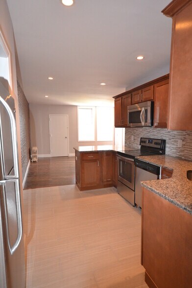 Building Photo - 213 Maverick St