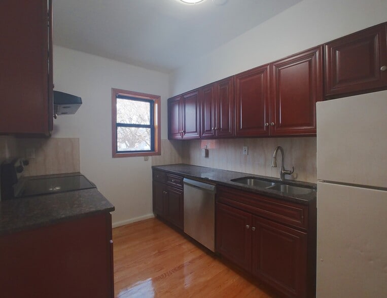 Building Photo - 10513 Metropolitan Ave