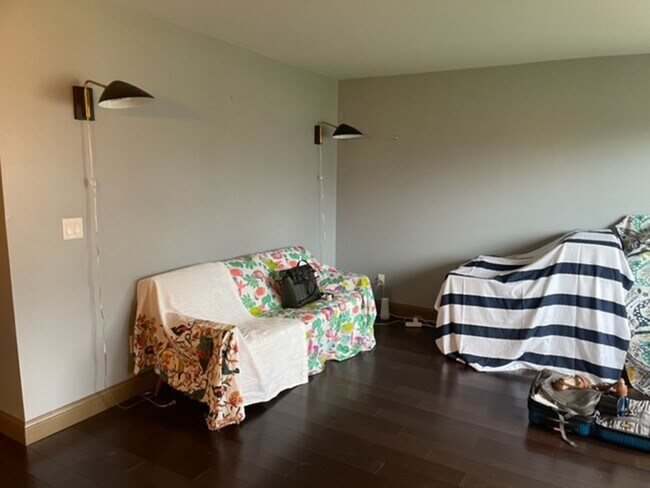 Building Photo - Spacious Townhome 2Bed/1Bath- Available July 1