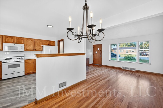 Building Photo - 4015 Greenmeadows Dr