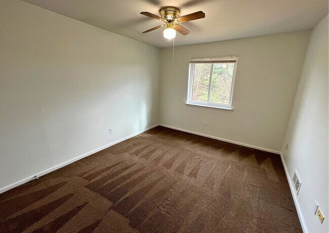 Building Photo - 102 Caernarvon Ct
