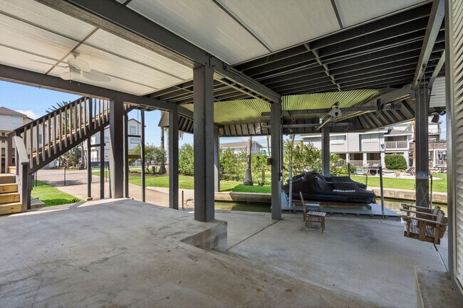 Building Photo - Waterfront Living at Its Best – For Rent on Tiki Island