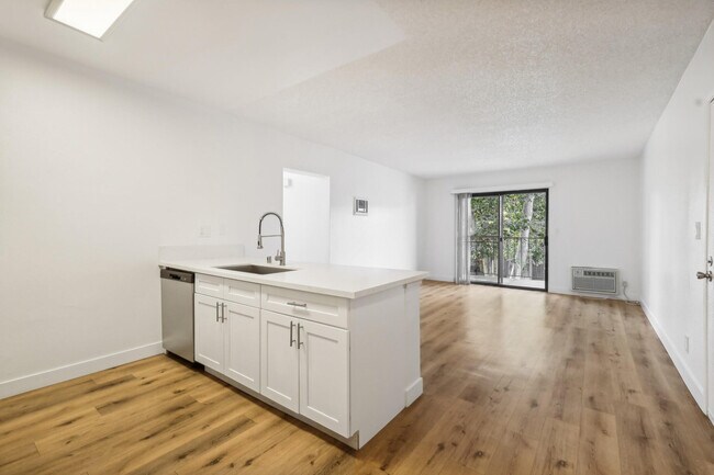 Building Photo - Valle at 9151 Kenwood