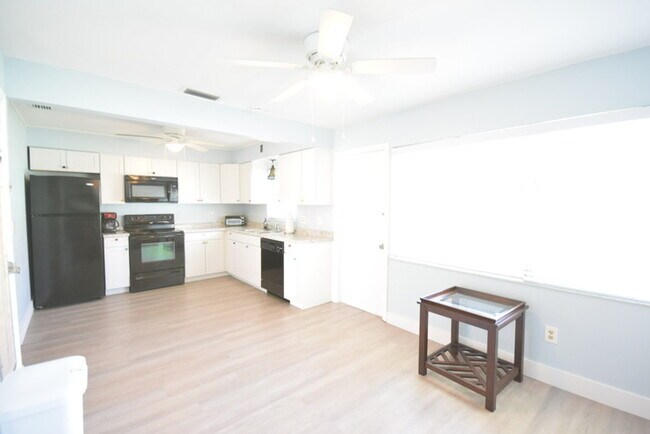 Building Photo - FULLY FURNISHED Condo For Rent in Pinellas...