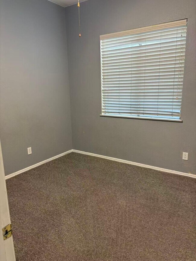 Building Photo - 1722 E Detroit St