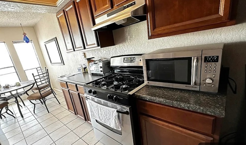 Building Photo - 1605 Common Dr