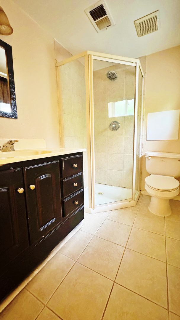 Building Photo - Welcome to this Fantastic 4 Bed 2.5 Bath i...