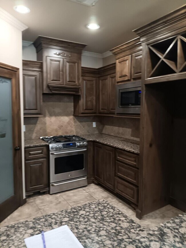 Building Photo - Hinge Property Management