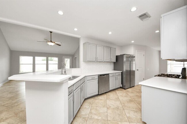 Building Photo - 2706 Plantation Dr