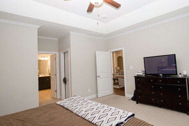 Building Photo - "Large 3-Bedroom plus BONUS Retreat with S...