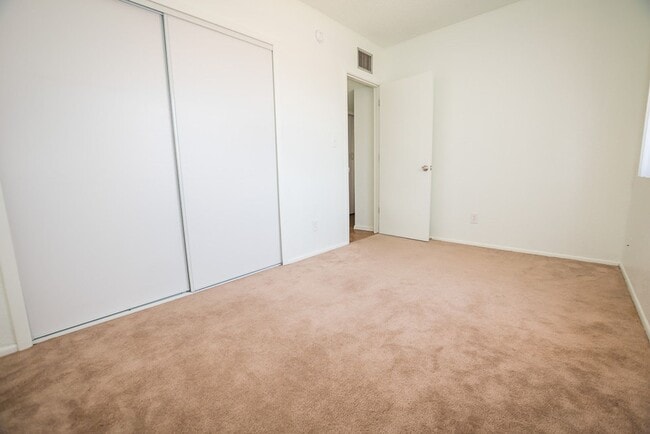 Building Photo - Charming Property Features 3 Bedrooms, 2 B...