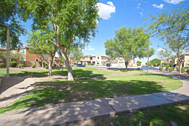 Building Photo - 1090 W Caroline Ln