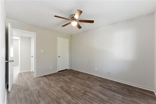 Building Photo - 558 College St