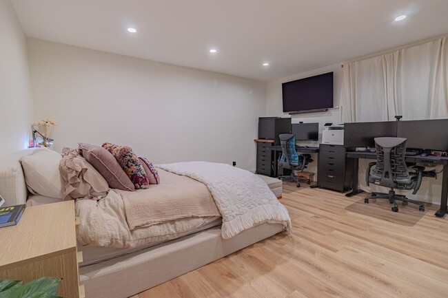 Building Photo - Beautifully remodeled top-floor 1b/1b cond...