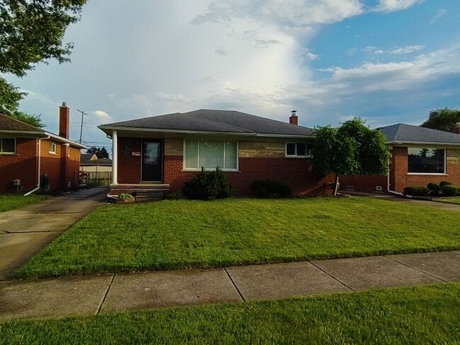 Building Photo - Beautiful, sprawling, brick ranch - $1700/mo