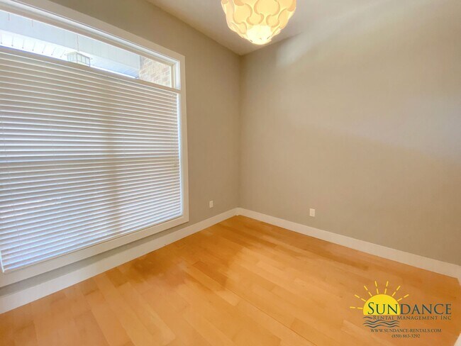 Building Photo - 303 Greyfox Cir