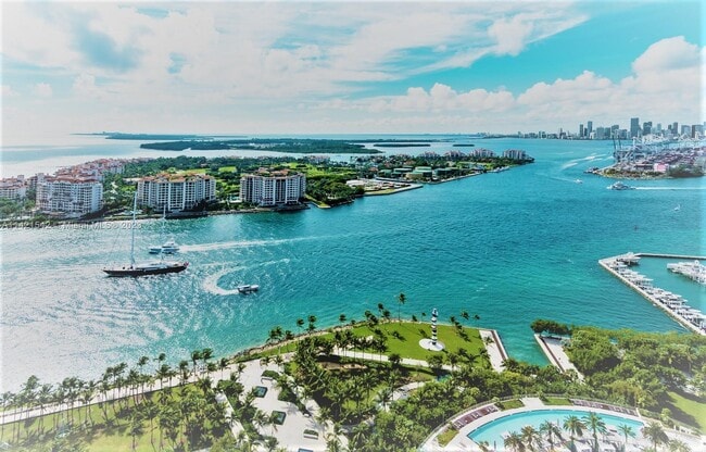 Building Photo - 300 South Pointe Dr