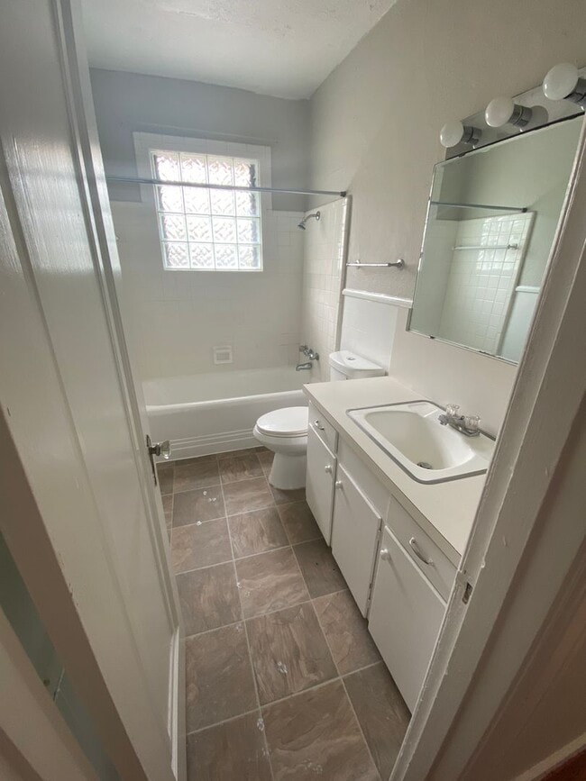 Interior Photo - 4000 Hawthorne Avenue