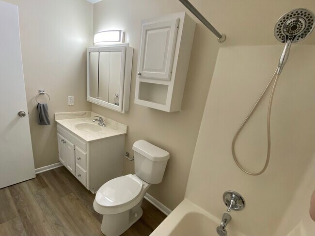 Building Photo - 869 W Huron Rd