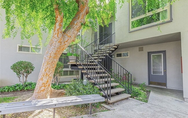 Building Photo - "Chic Woodland Hills Retreat: Spacious 1-B...
