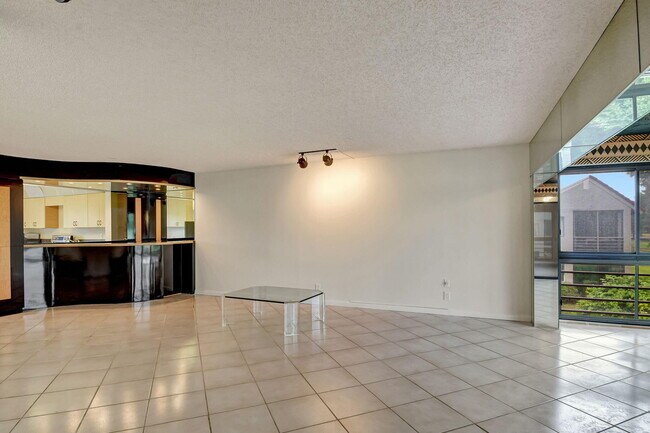 Building Photo - 5519 Fairway Park Dr
