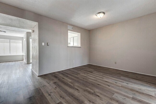 Building Photo - 2952 Meadowgrass Ln