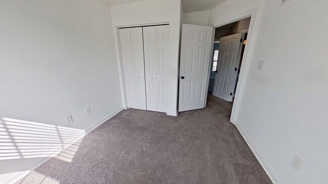 Building Photo - 450 Fisher Dr