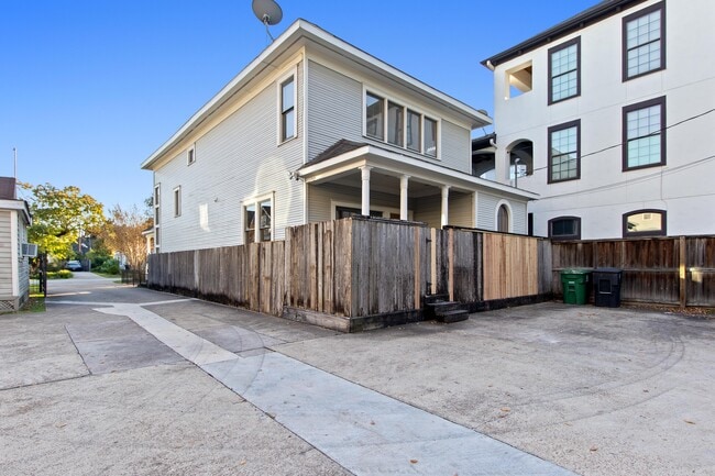 View from the back, shared parking area for up to 2 tenant vehicles of any size - 515 W 17th St