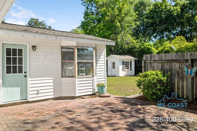 Building Photo - 218 Dogwood Dr