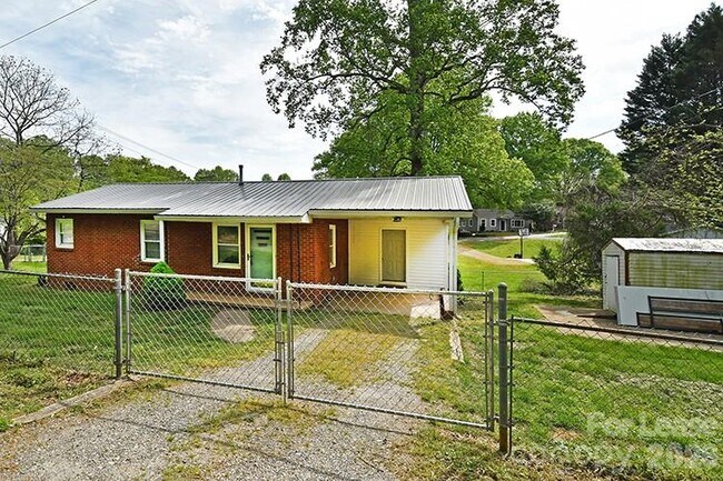 Building Photo - 266 Long St