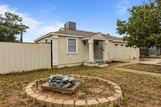 Building Photo - 1324 Woodlawn Dr